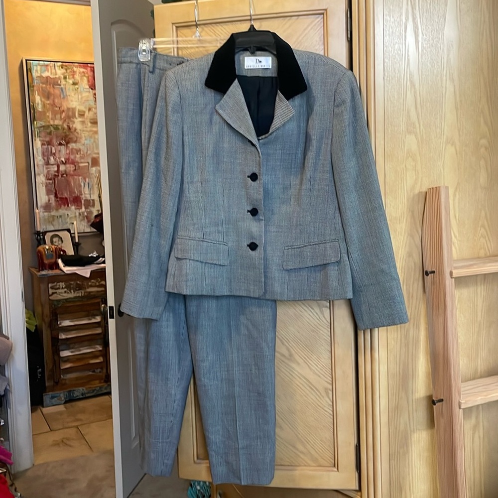 Vintage Danielle Martin two piece 100% pure new wool pant suit size 12